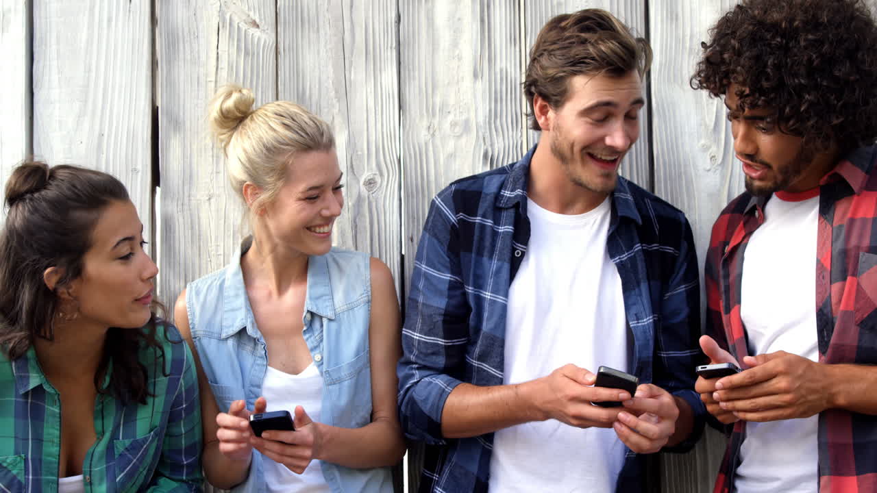 amigos interactuando con teléfonos móviles