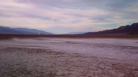 Gimbal-Dolly-Disparó-A-Través-De-Las-Salinas-De-Badwater-Basin-En-Death-Valley,-California