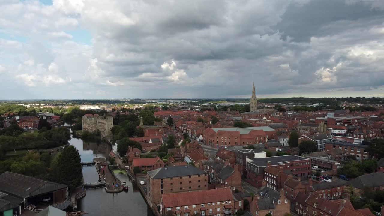 drone video moviéndose hacia arriba mostrando newark por newark ciudad cerrar