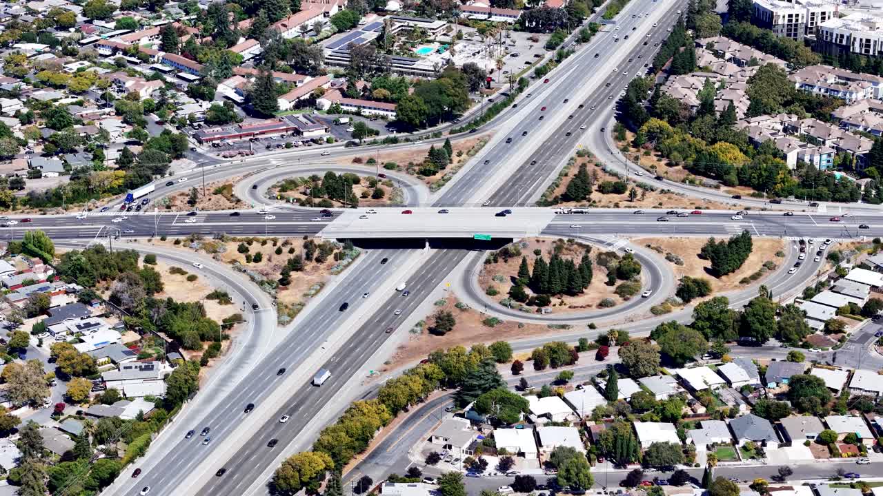 캘리포니아 주 산타클라라 (santa clara) 의 고속도로 교차로의 공중 사진으로 여러 차선과 주변 주거 지역을 보여줍니다.