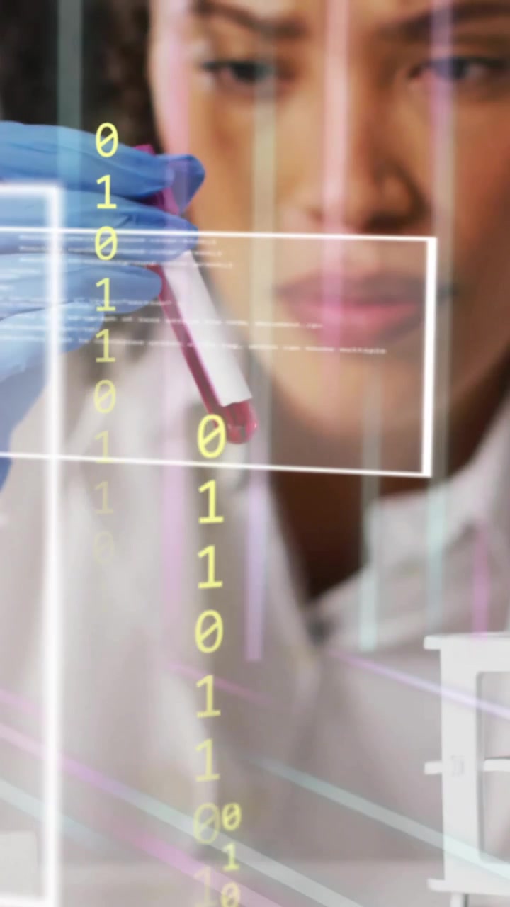 Analisando amostras de sangue, cientista com tubos de ensaio sobre animação de dados digitais e codificação