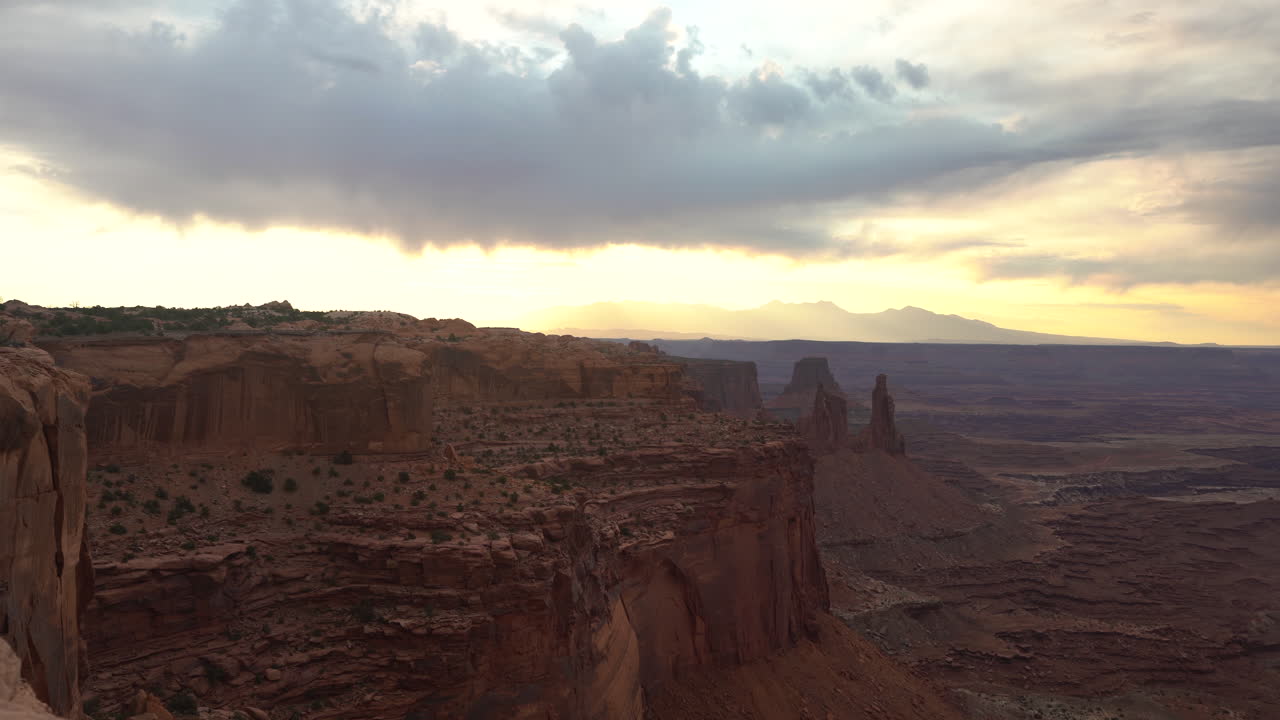 Parco nazionale di Canyonlands, Utah USA, vista panoramica del paesaggio arido di roccia rossa sotto un cielo spettacolare