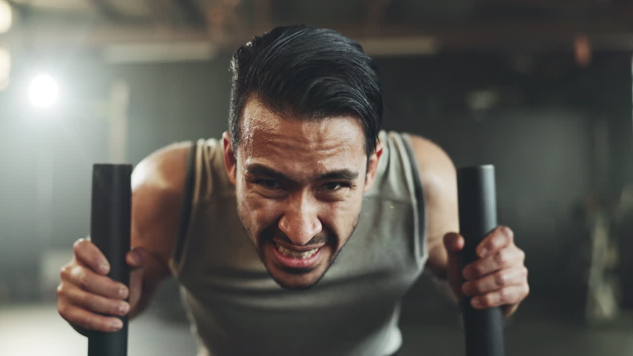 체육관, 웨이트 슬레드 및 근육 건물에서 남자