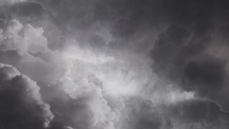 tormenta, nube gris en el cielo con relámpagos
