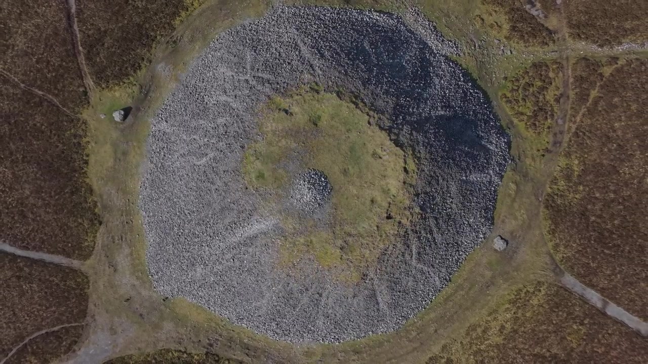 Luftfoto, der cirkler om en gammel stencairn på toppen af Knocknarea-bakken i landlige Sligo, Irland.