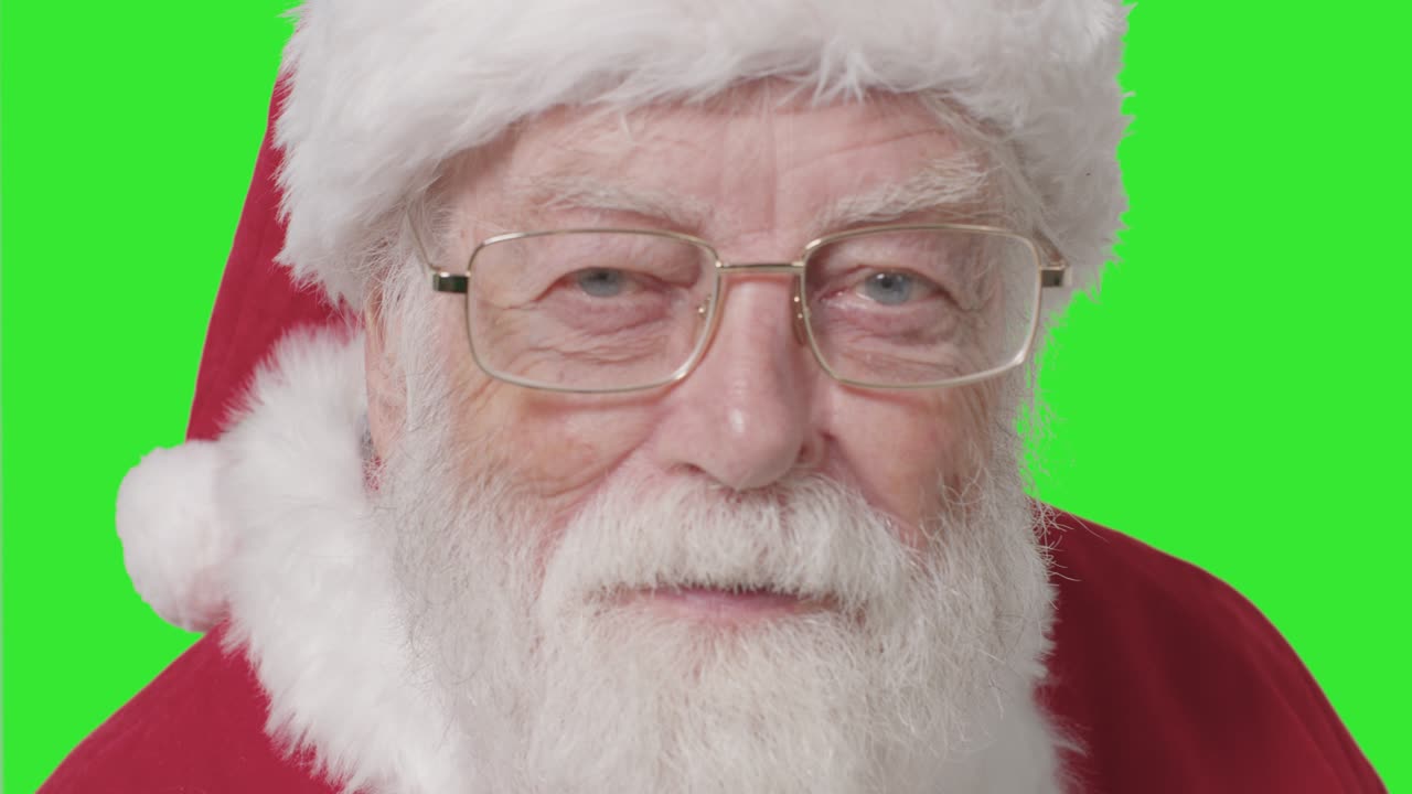 primer plano de santa callando a la cámara frente a la pantalla verde