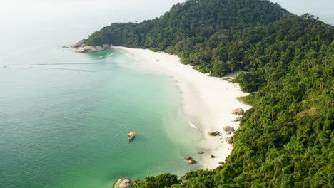 Aerial-establishing-shot-of-a-brazilian-paradise-turquoise-water-beach,-Campeche-Island,-Florianopolis,-Santa-Catarina,-Brazil