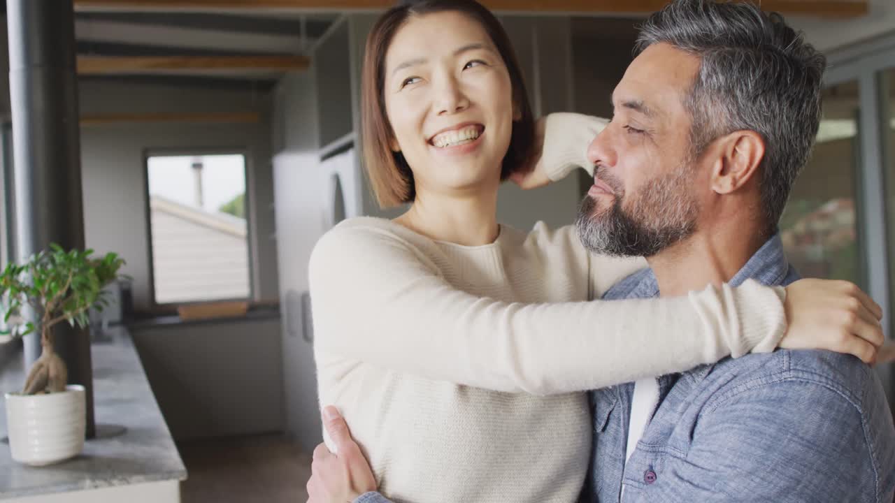 다양한 행복한 커플이 부 ⁇ 에서 함께 포옹하는 캐주얼 옷을 입고 있습니다.