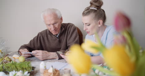 Feliz-Abuelo-De-Pascua-Hablando-Con-Nieta-4