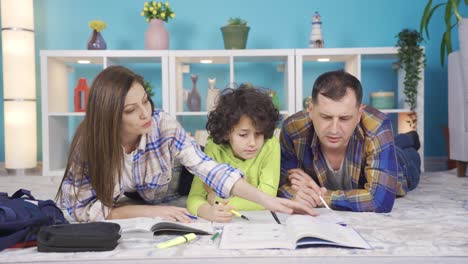 padres felices ayudando a su niño con sus lecciones.