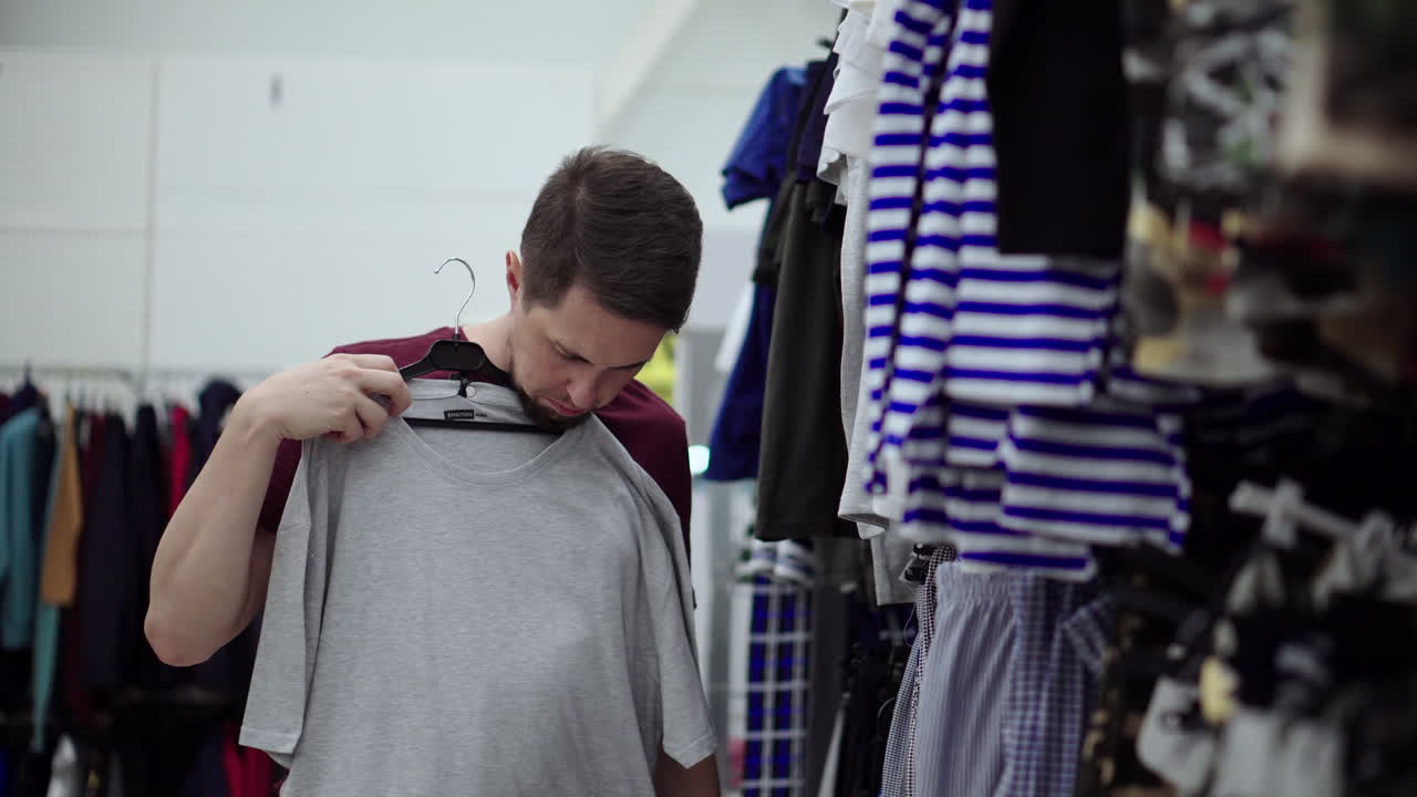 hombre comprando ropa en una tienda de ropa