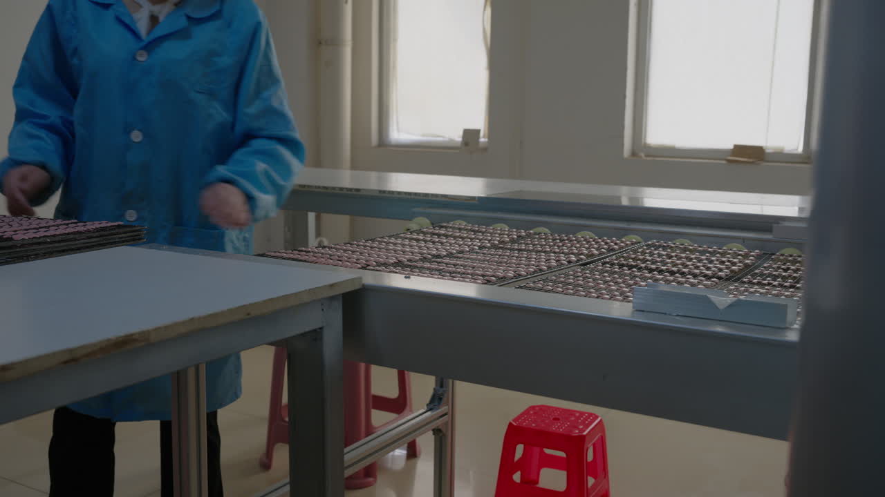 línea de producción en una fábrica china de uñas artificiales