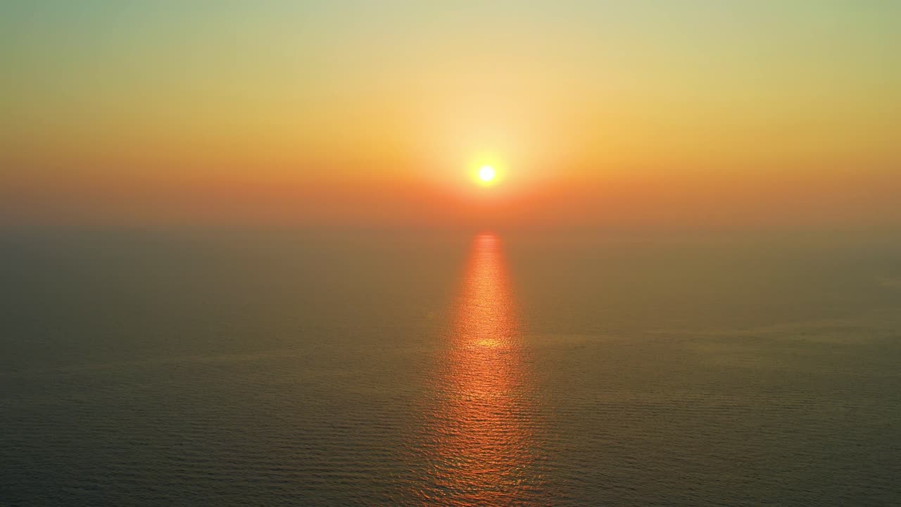 이오니아 해 위 에 황금색 오렌지 색 의 해 가 지는 것