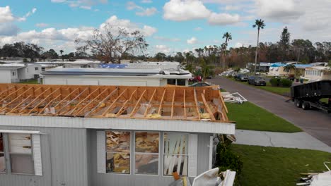 video de dron de 4k de casa móvil con techo removido por huracán en florida - 37