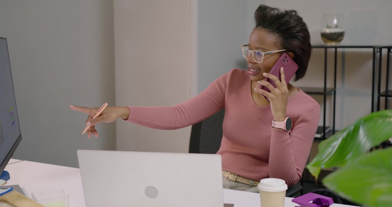 Donna professionista che discute dati al telefono in un ufficio moderno