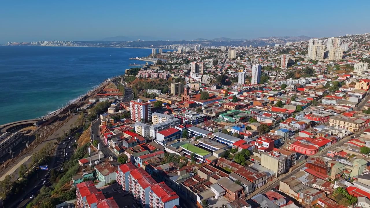 Vista aerea panoramica di Cerro Barón a Valparaíso in una giornata di sole, Cile, con Viña del Mar sullo sfondo.
