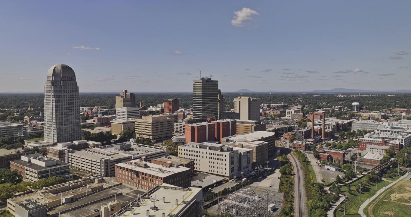 Vista aérea de Winston-Salem, Carolina del Norte v15, sobrevuelo inverso desde el centro a través de parques, senderos y corredores verdes - Filmado con Mavic 3 Pro Cine - 1 de octubre de 2023.