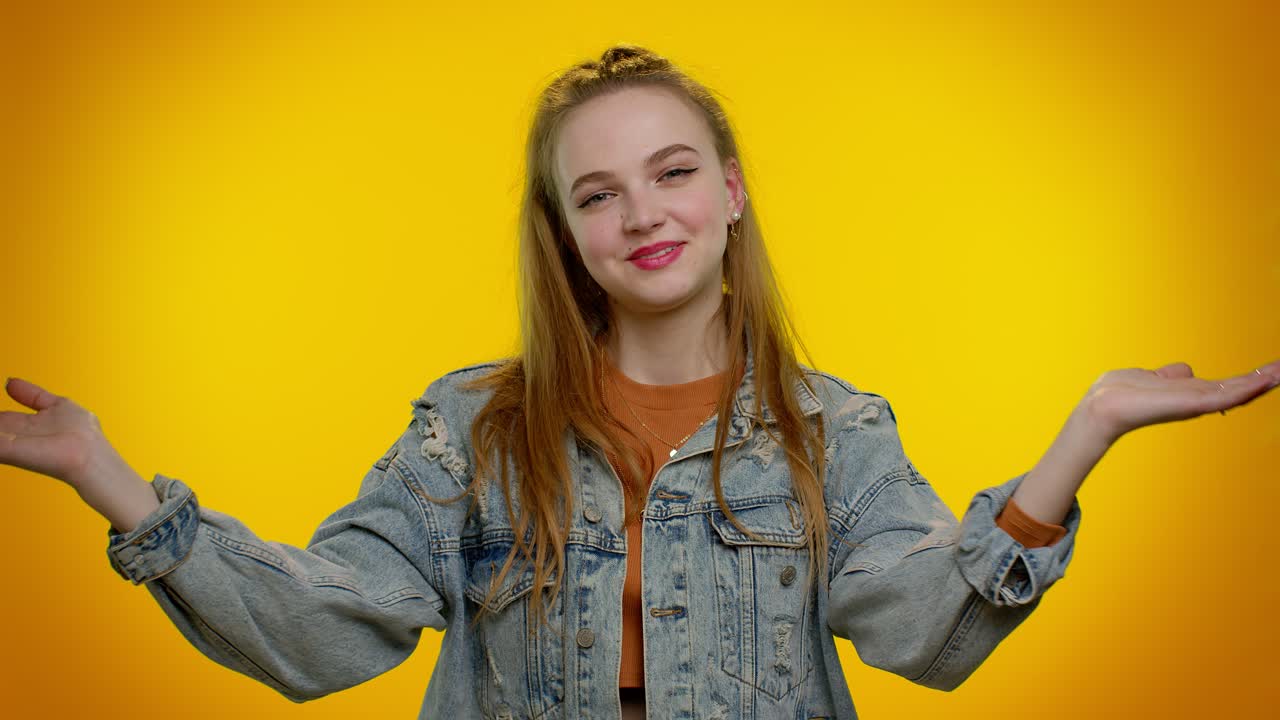 Ein lächelndes Teenagermädchen macht eine Herzbewegung, ein Zeichen der Liebe, um gute Gefühle und Mitgefühl auszudrücken