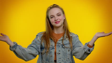 una adolescente sonriente hace un gesto de corazón demuestra un signo de amor expresa buenos sentimientos y simpatía