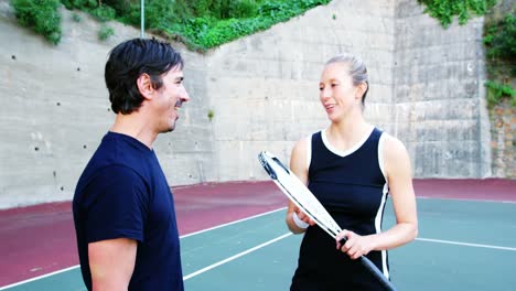 Dos-Jugadores-De-Tenis-Interactuando-Entre-Sí-En-La-Cancha-De-Tenis.