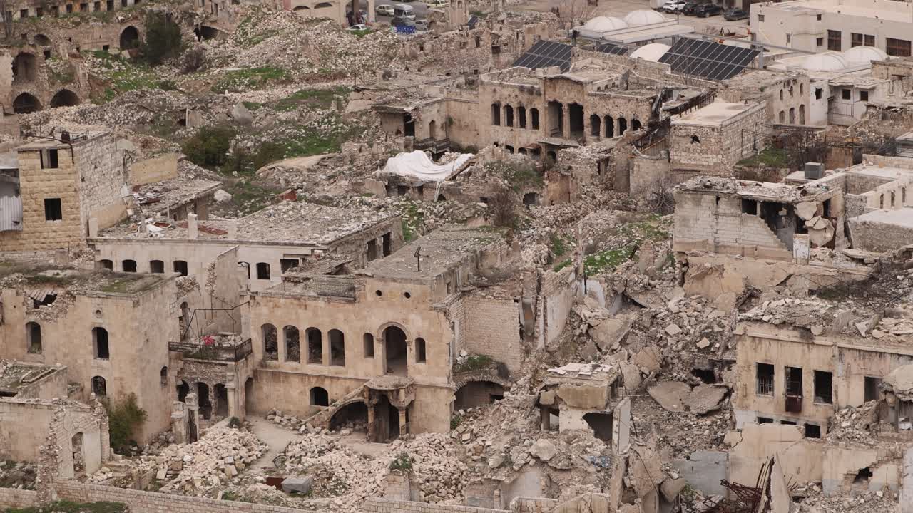 Vista aerea di edifici in muratura di pietra nella Città Vecchia di Aleppo, Siria. Tessuto urbano storico e antico patrimonio architettonico.