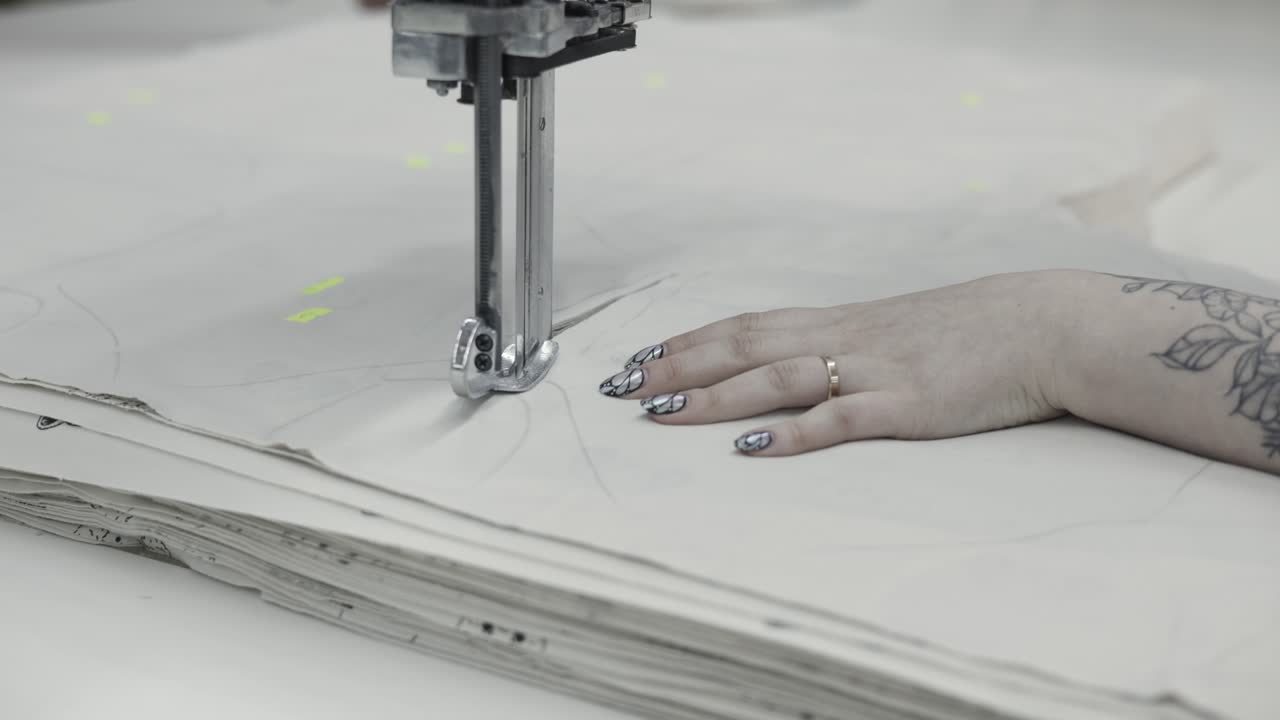 proceso de corte de telas en una fábrica de ropa