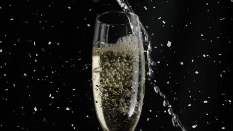 Animation-Von-Champagner,-Der-In-Glas-Strömt,-Mit-Konfetti,-Das-Auf-Schwarzen-Hintergrund-Fällt