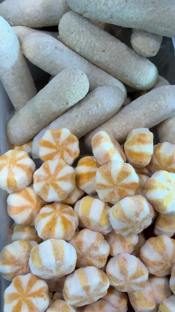 Primo piano di dessert e snack congelati assortiti.