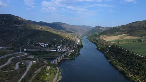 vista aérea del río tua en el norte de portugal