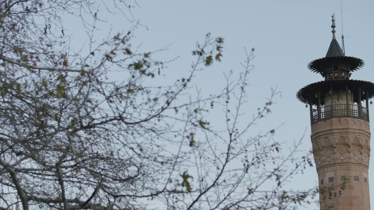 나무 천장을 가진 돌 모스크 미나