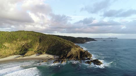 Imágenes-Aéreas-Del-Amanecer-De-Playas-Secretas-Y-Cabos-En-Un-Paraíso-Tropical