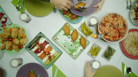 vista superior de una tradicional y deliciosa mesa de cena familiar
