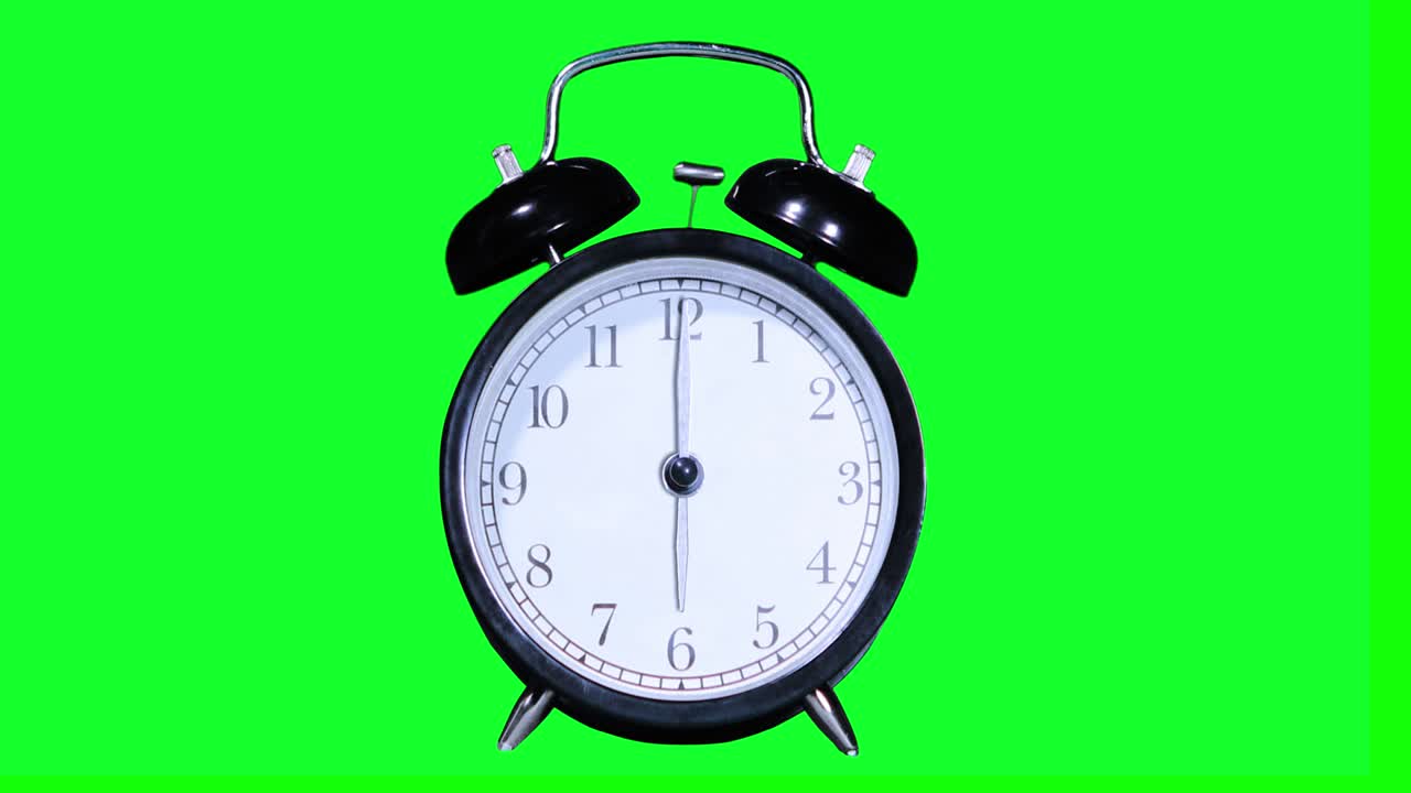 6시에 울리는 알람 시계의 비디오 영상, 녹색 스크린 배경으로 촬영, 4k 해상도로 전문적으로 촬영