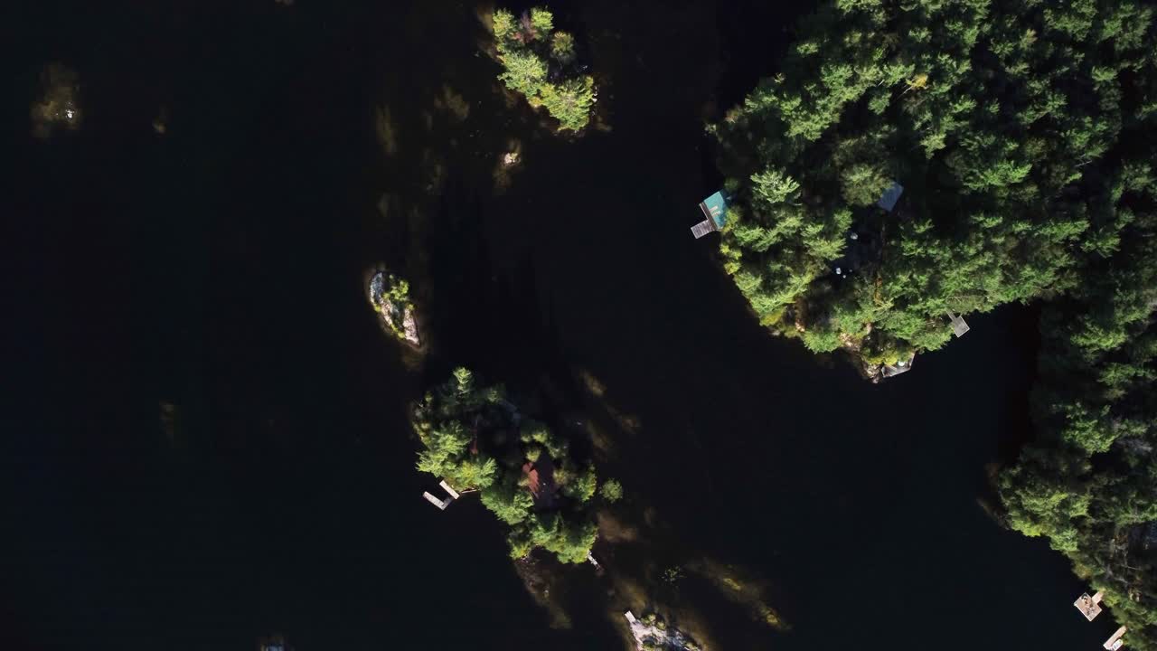 원격 코티지 호수의 하향식 드론 보기