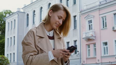 kobieta używająca telefonu w mieście