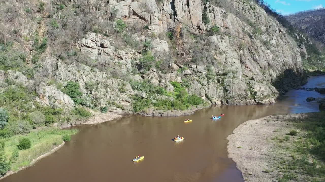 la escalada aérea revela un paisaje accidentado del cañón para los balseros del río