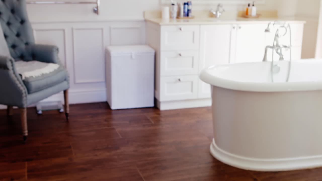 hijo cubriendo los ojos mientras ve la televisión con el padre