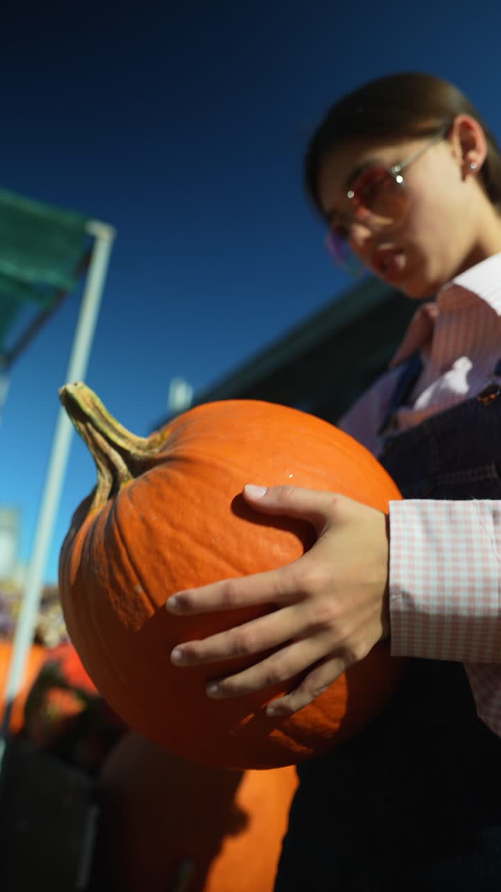 호박 을 들고 있는 여자
