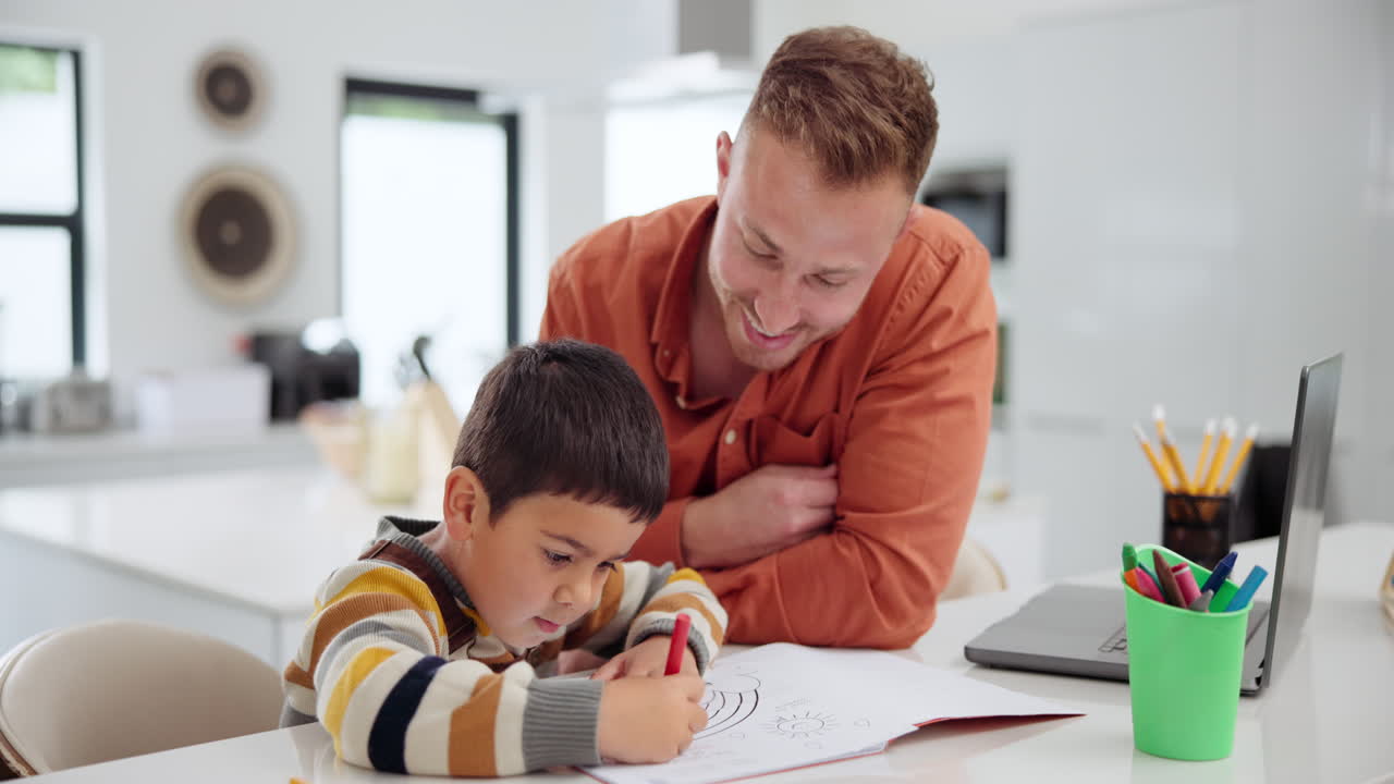 padre e hijo dibujando juntos en casa