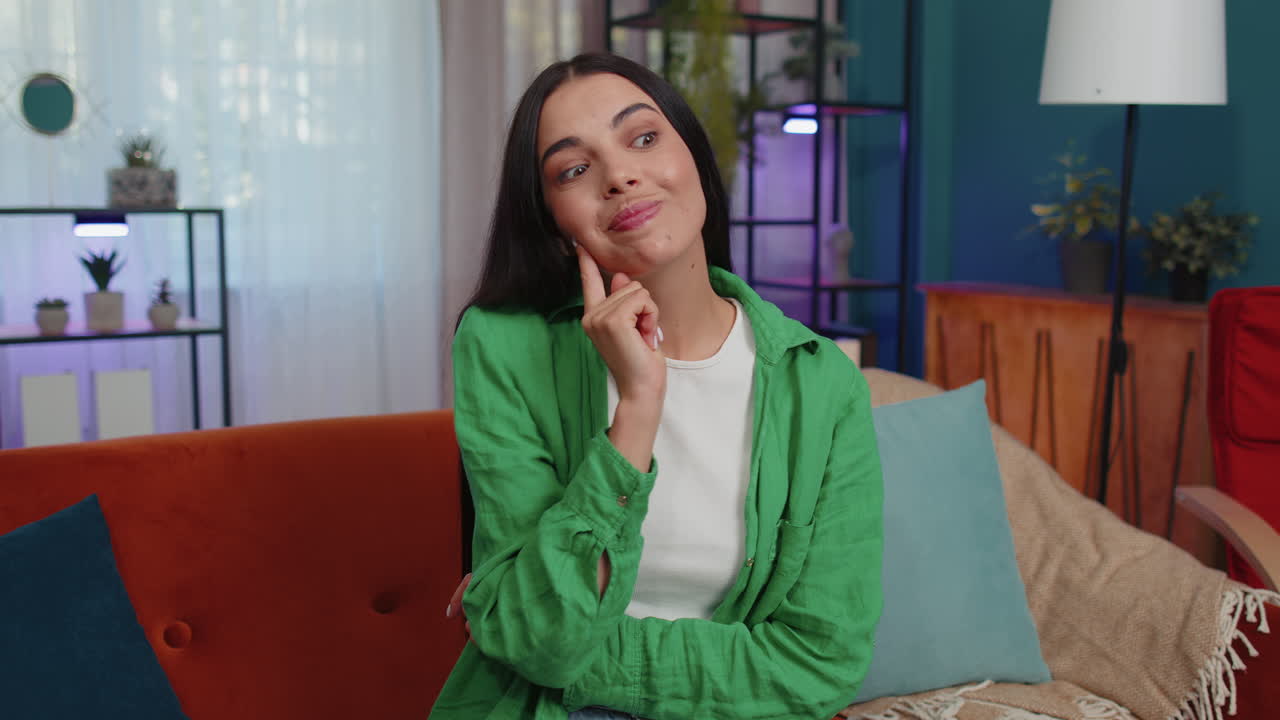 mujer caucásica joven confundida sintiéndose avergonzada por una pregunta ambigua, teniendo dudas, sin idea