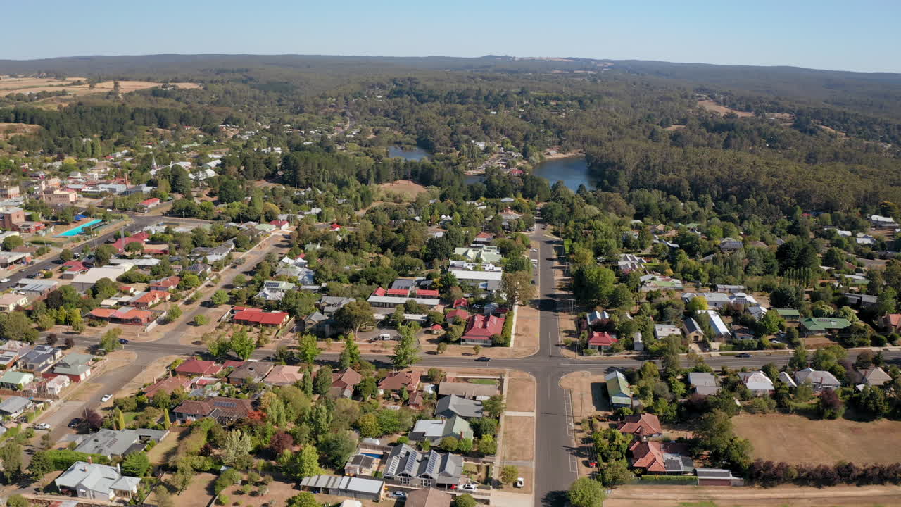 Panoramica aerea della città di Daylesford con il famoso lago tra alberi verdi e cielo blu