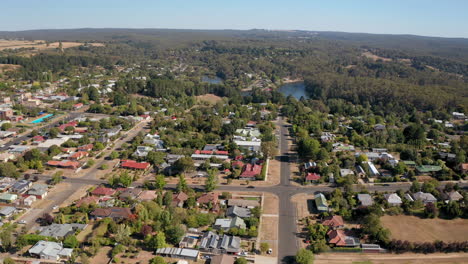 Luftschwenk-Von-Daylesford-Town-Mit-Dem-Berühmten-See-Zwischen-Grünen-Bäumen-Und-Blauem-Himmel