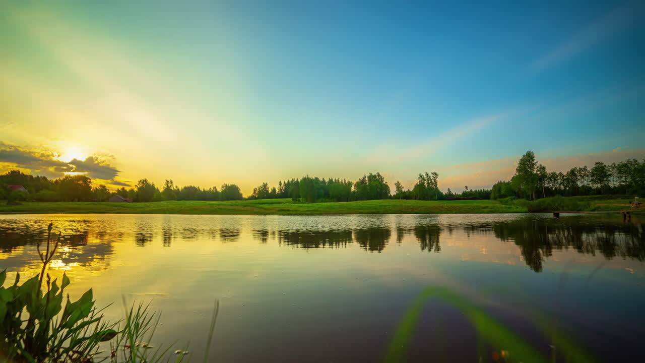 해가 지면 하늘과 구름이 물 속에 반사되는 호수의 타임  ⁇ 스