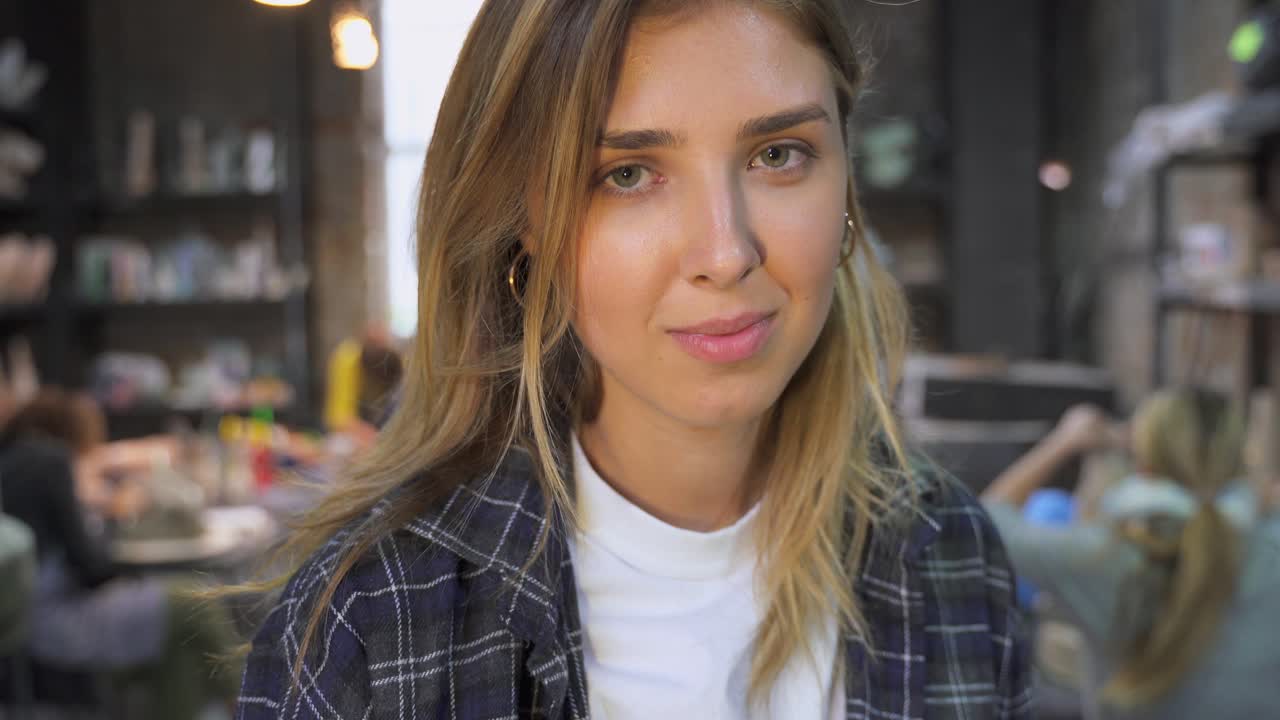 женщина улыбается в художественном классе