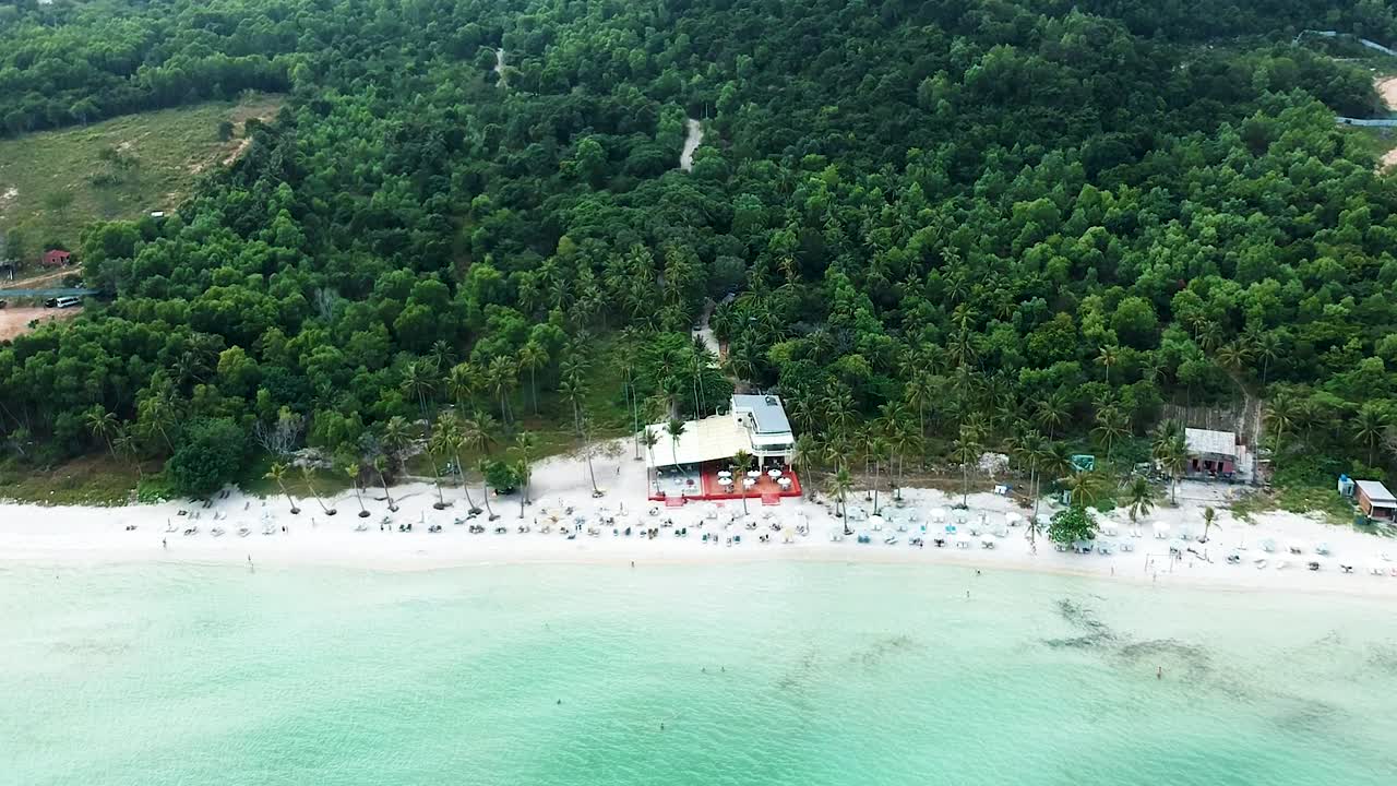 revelación aérea del idílico resort de playa de arena blanca