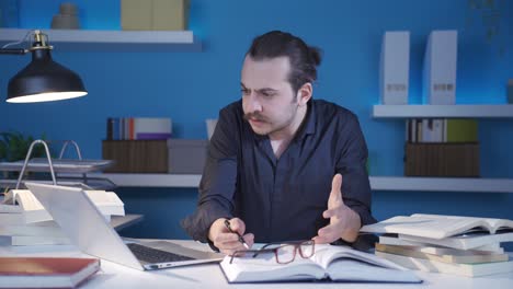 el joven historiador que cometió un error está molesto y desmoralizado.