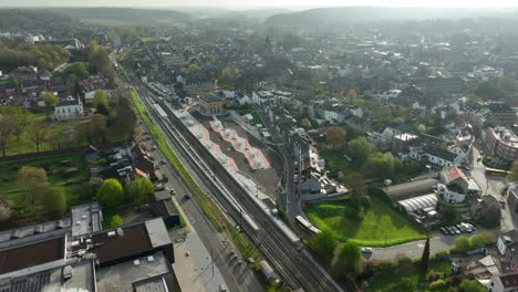 Tráfico-Aéreo-En-órbita-En-La-Carretera-Con-Estación-De-Tren-En-Wavre,-Bélgica