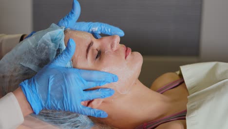 mujer recibiendo un tratamiento facial