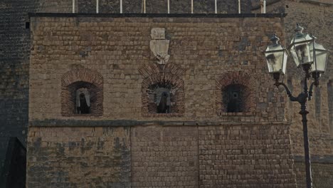 Castel-dell'Ovo's-Stonewall-and-Lanterns,-Naples