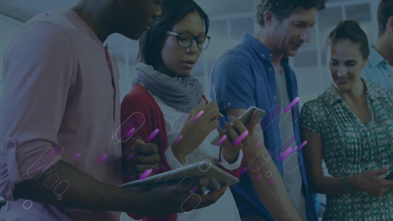 animación del reloj sobre la gente de negocios hablando